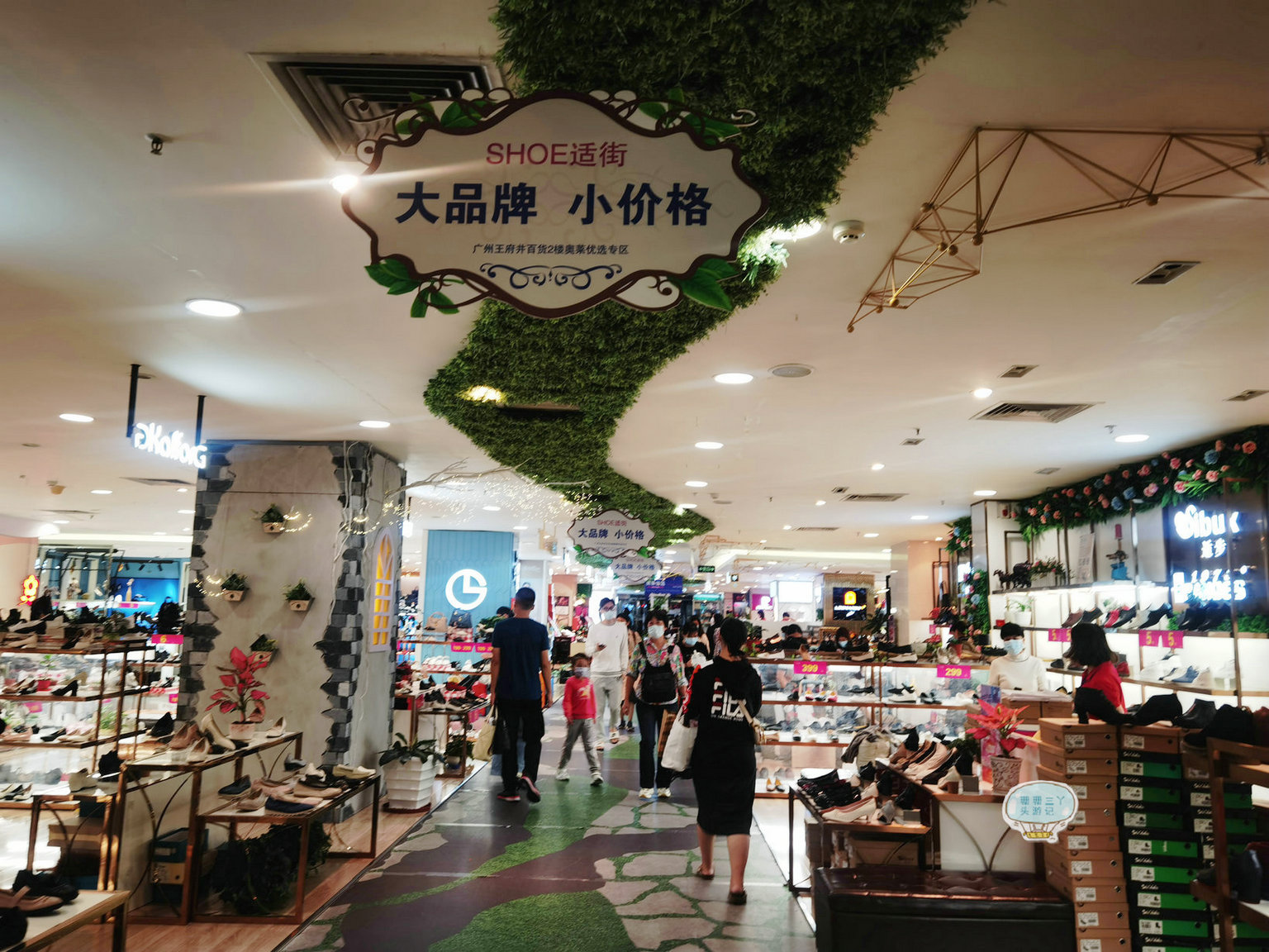 广州王府井百货将说再见现场许多打折商品许多人来抢购