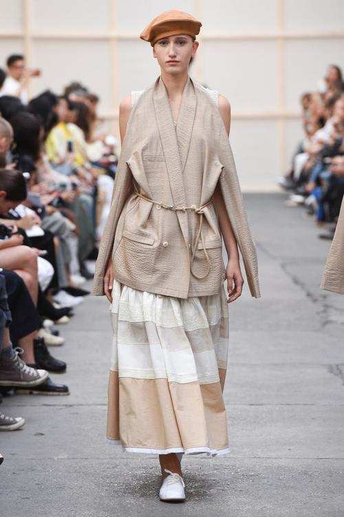 被杨幂气质折服，穿小背心配“袖套”都好美，扎灯笼辫像18岁少女休闲区蓝鸢梦想 - Www.slyday.coM