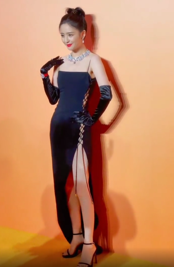 38岁佟丽娅身材太惊艳长裙直接开叉到腰部离婚后彻底放飞自我