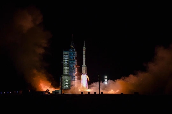 50米近距离、多角度看神舟十三号发射成功！与月亮浪漫同框休闲区蓝鸢梦想 - Www.slyday.coM