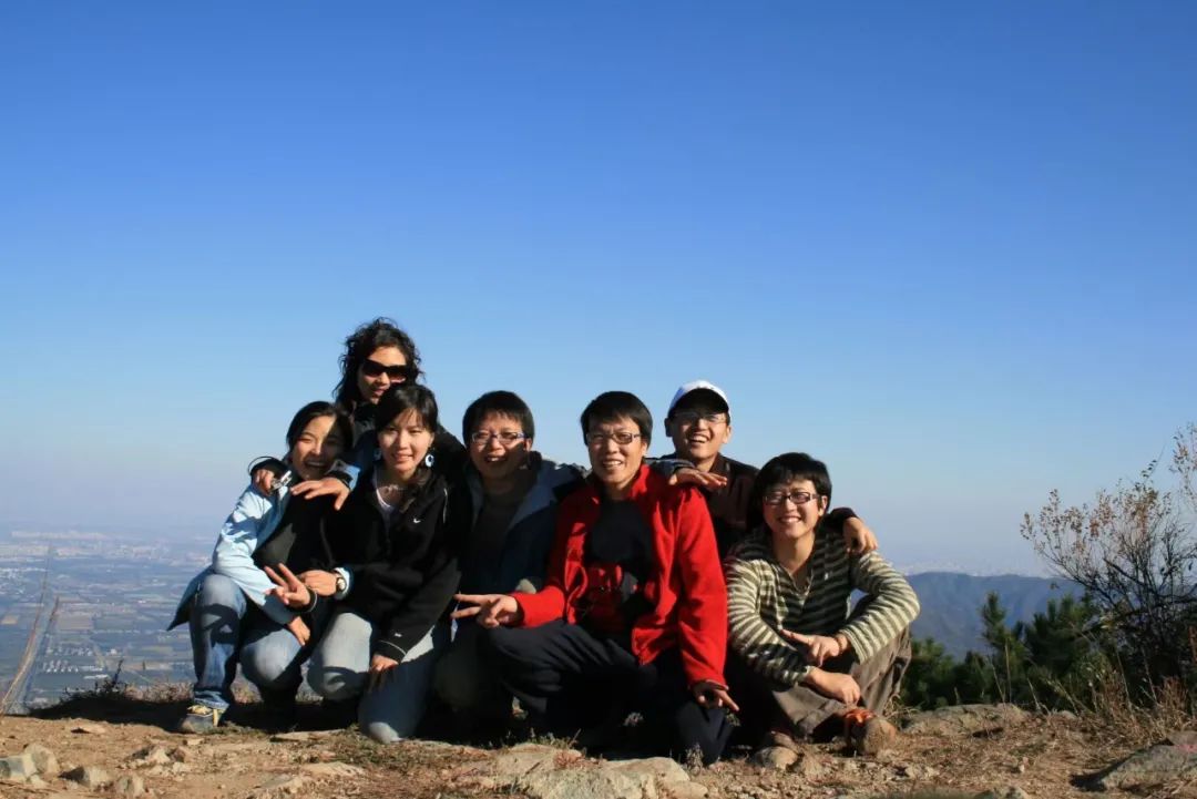 绿茶和胡子(中)及胡门弟子们在北京郊区山顶合影.