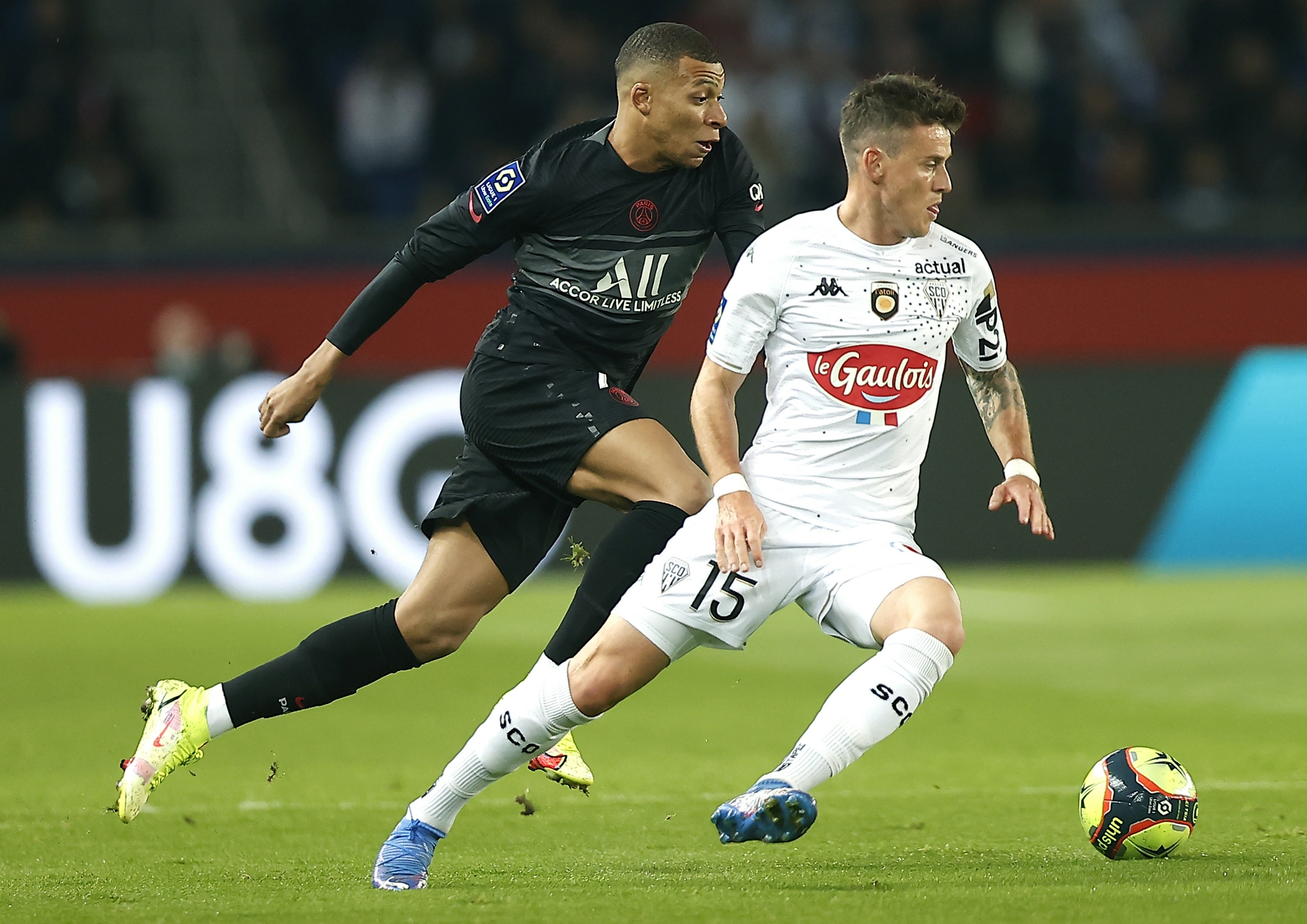 足球——法甲:巴黎圣日耳曼胜昂热|巴黎圣日耳曼|姆巴佩|昂热_新浪