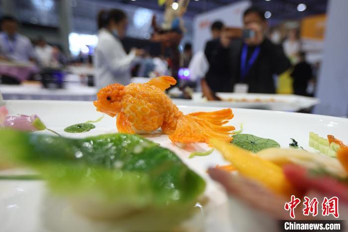 栩栩如生的鱼造型. 泱波 摄观众被展示的精美菜肴吸引.