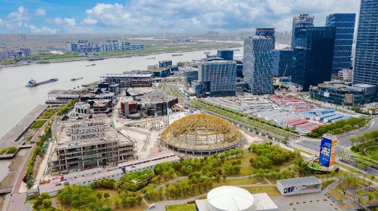 昔日建设中的西岸片区，图片中央为搭建中的穹顶艺术中心 资料图