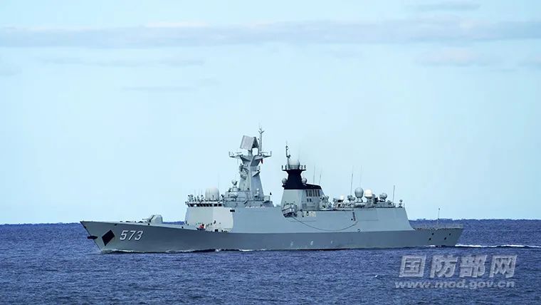 “海上联合-2021”中方参演舰艇柳州舰在航行中。图源国防部网