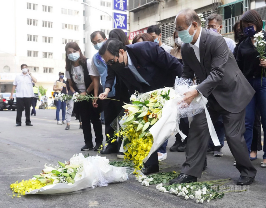 马英九与王金平到事故现场向罹难者献上花束表达哀悼（图片来源：台湾“中央社”）