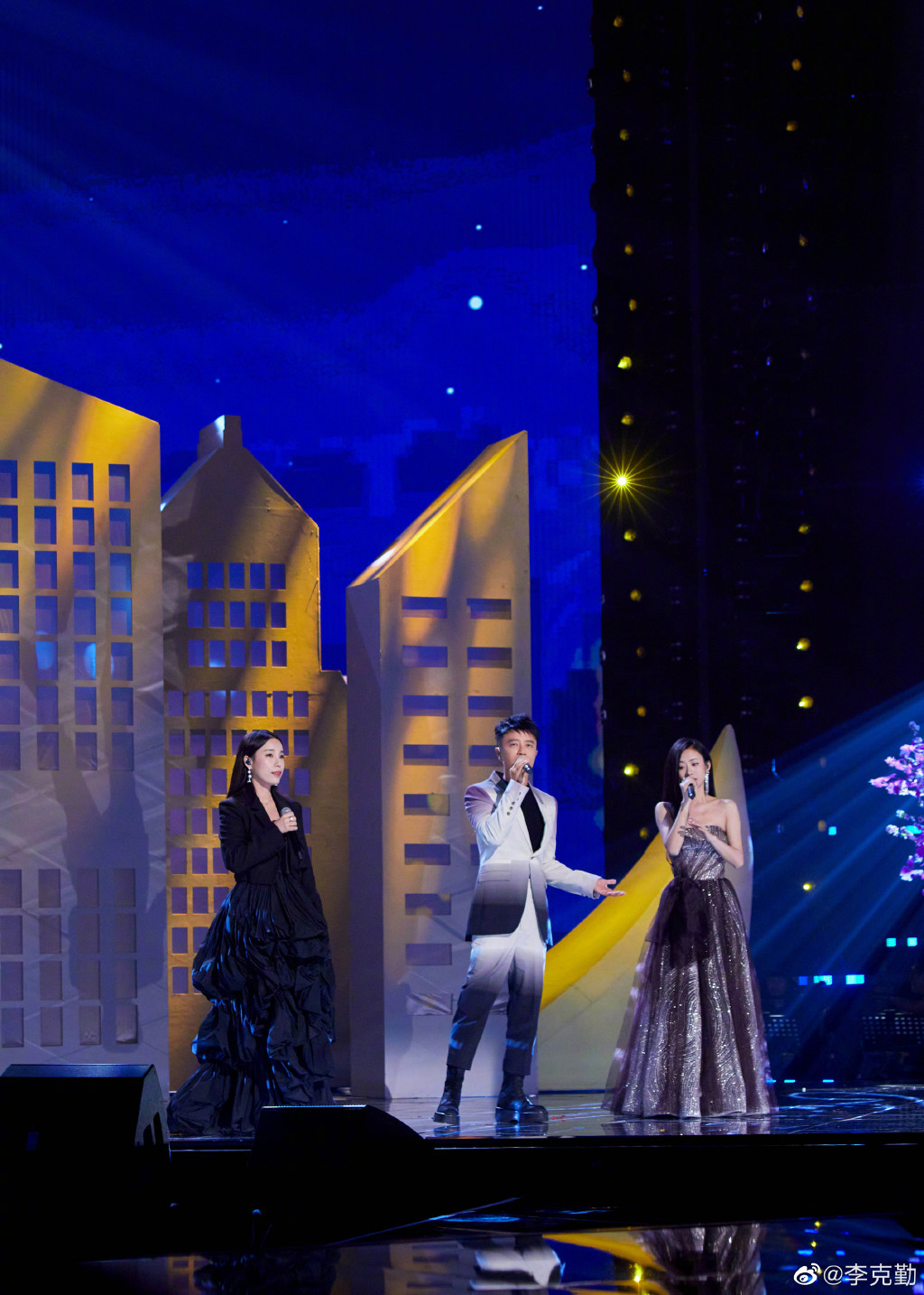 李克勤发长文告别《好声音》 晒台前幕后照片充满不舍之情休闲区蓝鸢梦想 - Www.slyday.coM