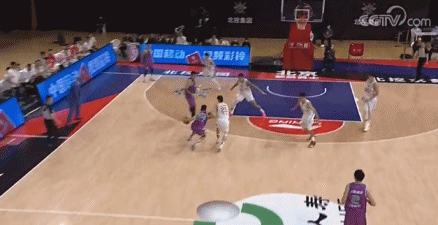 丁彦雨航首节命中压哨三分。