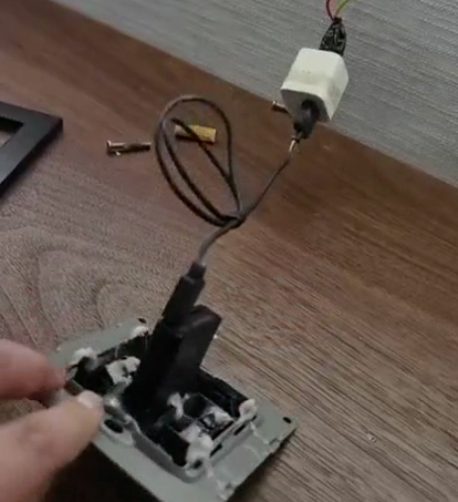 细思极恐！女子住酒店换2个房间都有惊人发现，紧急报警求助…休闲区蓝鸢梦想 - Www.slyday.coM