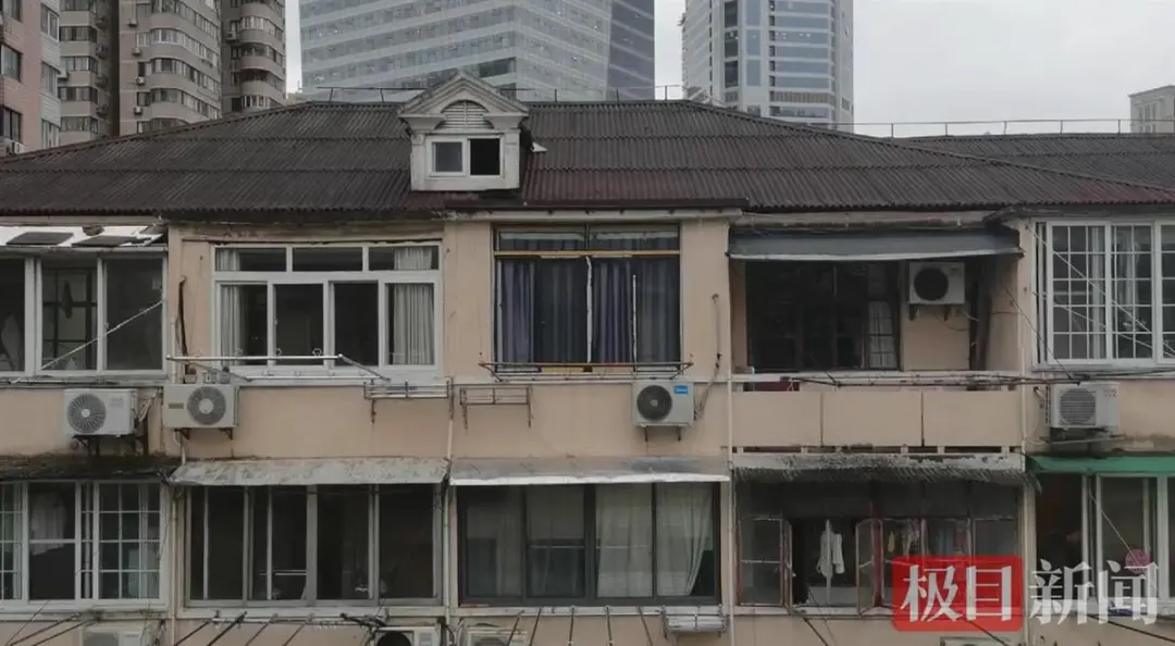 上海独居女孩被藏尸行李箱，现场监控曝光：她本有3次逃生的机会……休闲区蓝鸢梦想 - Www.slyday.coM