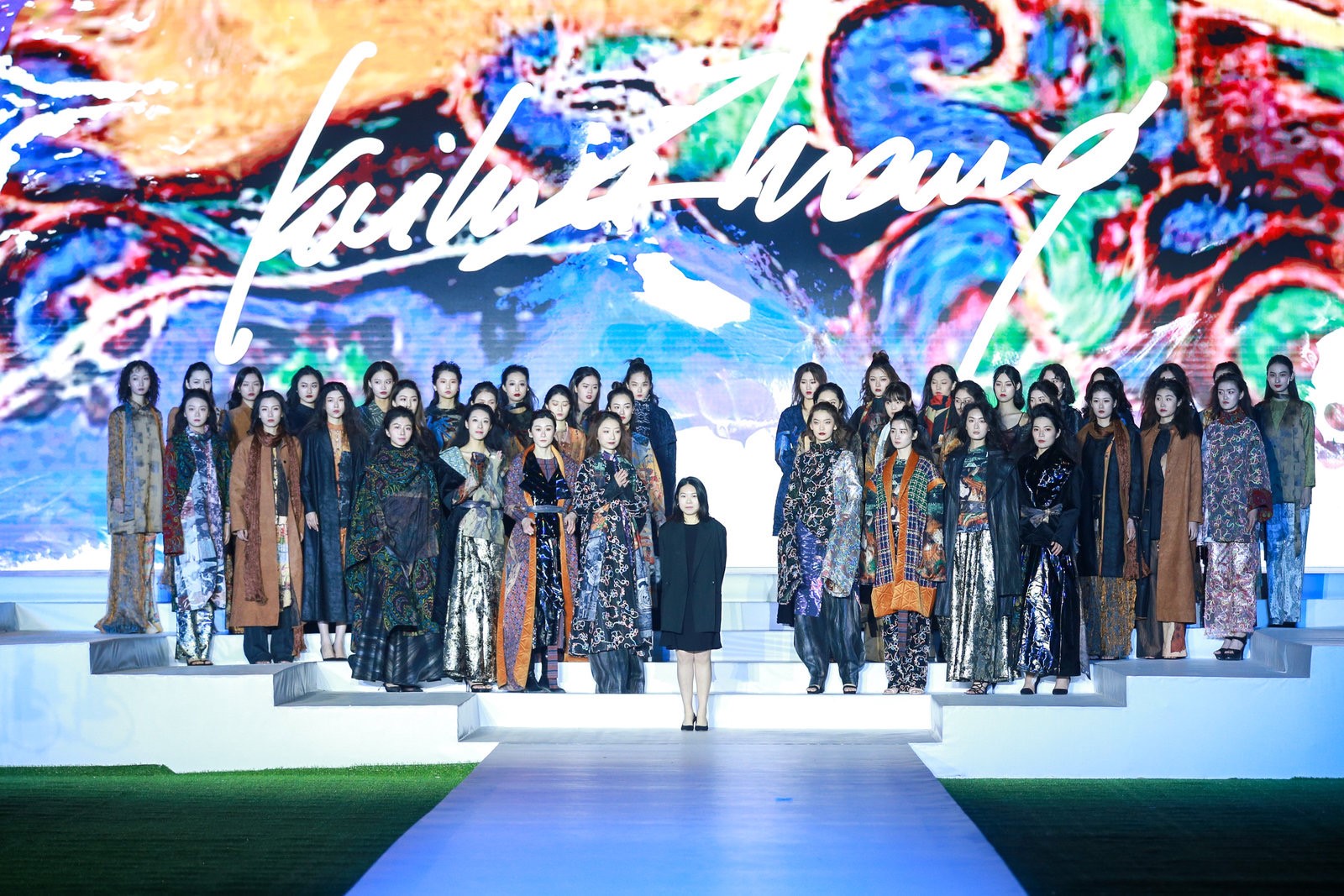 敦煌国际时尚周盛放鸣沙山月牙泉