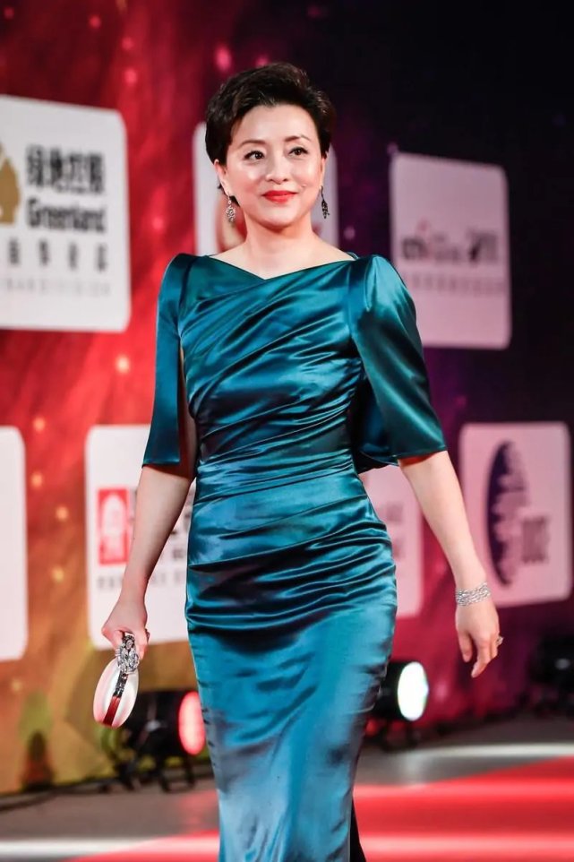 杨澜气质真如兰,一袭蓝色连衣裙温婉大气,时尚精致难掩端庄气质|杨澜|气质|温婉_新浪新闻