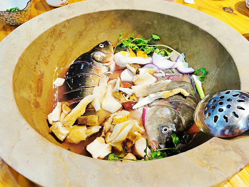 打卡泸沽湖蒸汽石锅鱼5人套餐268元好吃到撑真过瘾