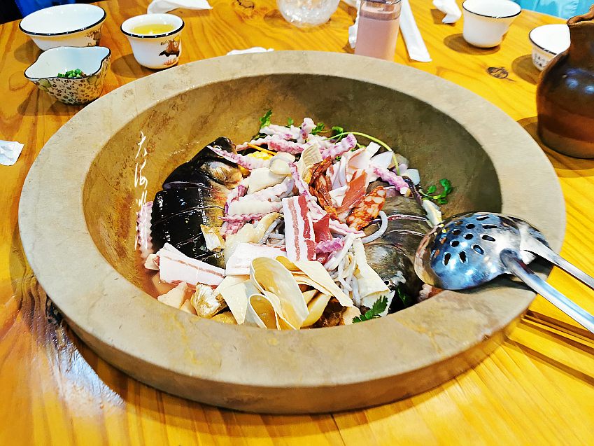 打卡泸沽湖蒸汽石锅鱼5人套餐268元好吃到撑真过瘾