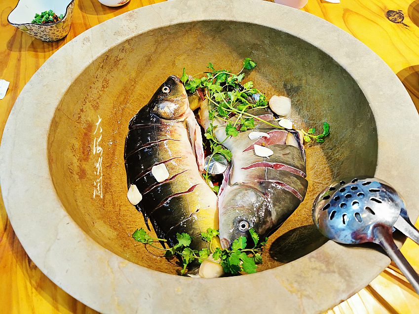 打卡泸沽湖蒸汽石锅鱼5人套餐268元好吃到撑真过瘾