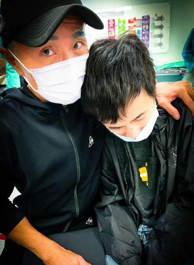 男星爆料21岁儿子在学校被打,严重致脚趾骨折!愤怒称要追究到底休闲区蓝鸢梦想 - Www.slyday.coM 男星爆料21岁儿子在学校被打,严重致脚趾骨折!愤怒称要追究到底休闲区蓝鸢梦想 - Www.slyday.coM