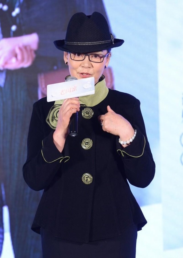 潘虹真是气质老太,虽然看得出眼角的皱纹,可穿西装半裙仍知性