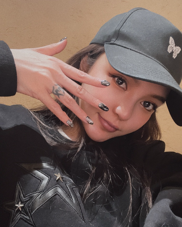 周扬青与妈妈外出就餐,周妈妈罕出镜显年轻,高糊图也挡不住气质|周扬