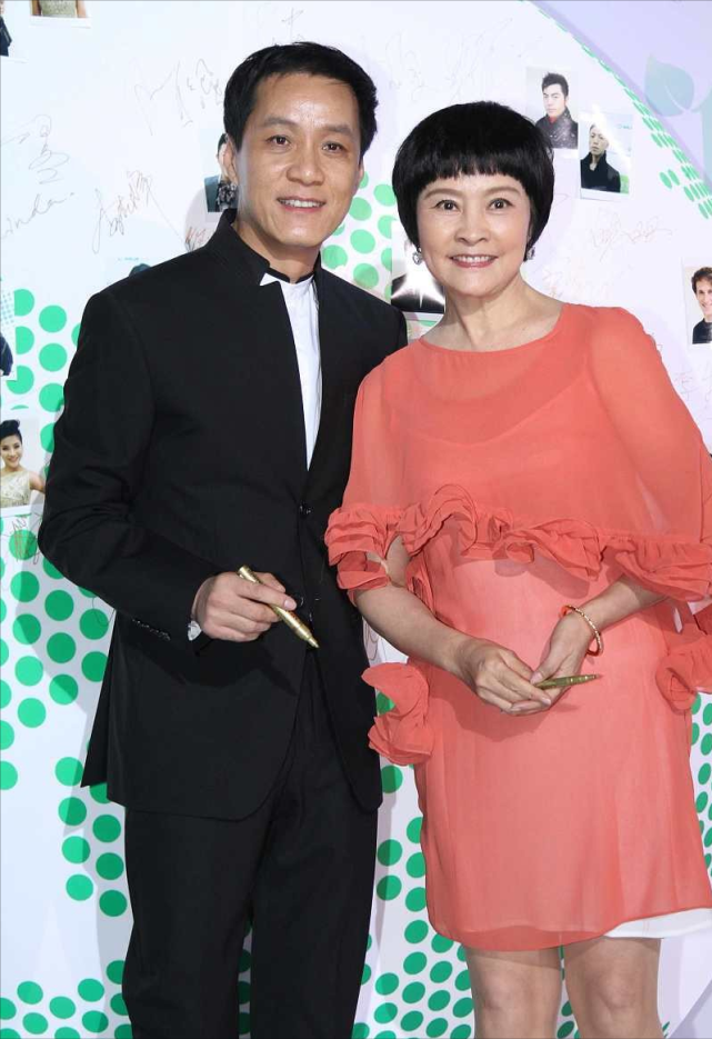 冯远征大8岁妻子挺有气质,偏爱小姑娘的花衣服,看得出老公多宠