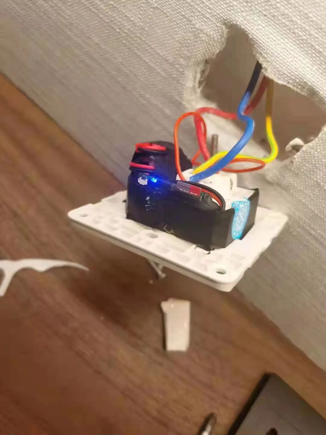 女子住酒店发现隐藏摄像头！正对着床， 已经拍下……休闲区蓝鸢梦想 - Www.slyday.coM