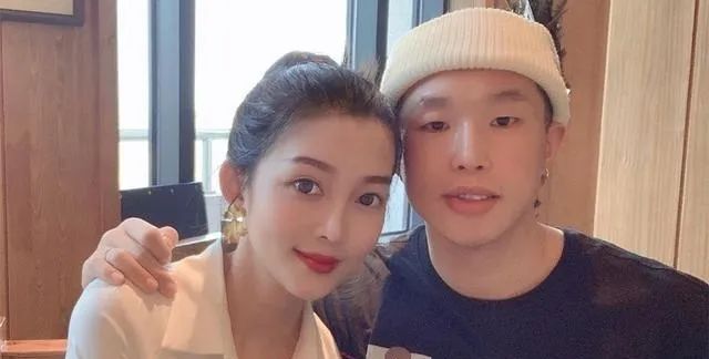 还记得德云社的烧饼吗?他老婆这么美?