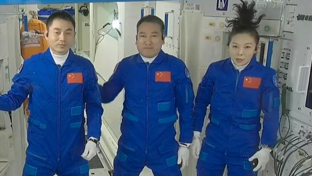 三位航天员妻子合照图片