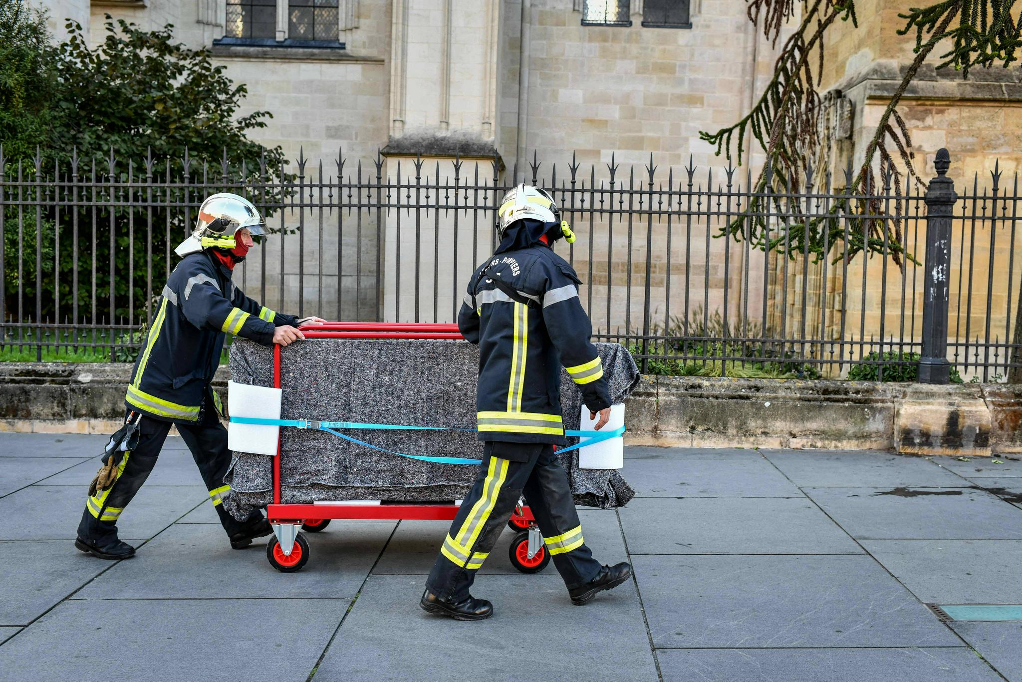 法国波尔多圣安德烈大教堂举行消防演习|消防员_新浪新闻