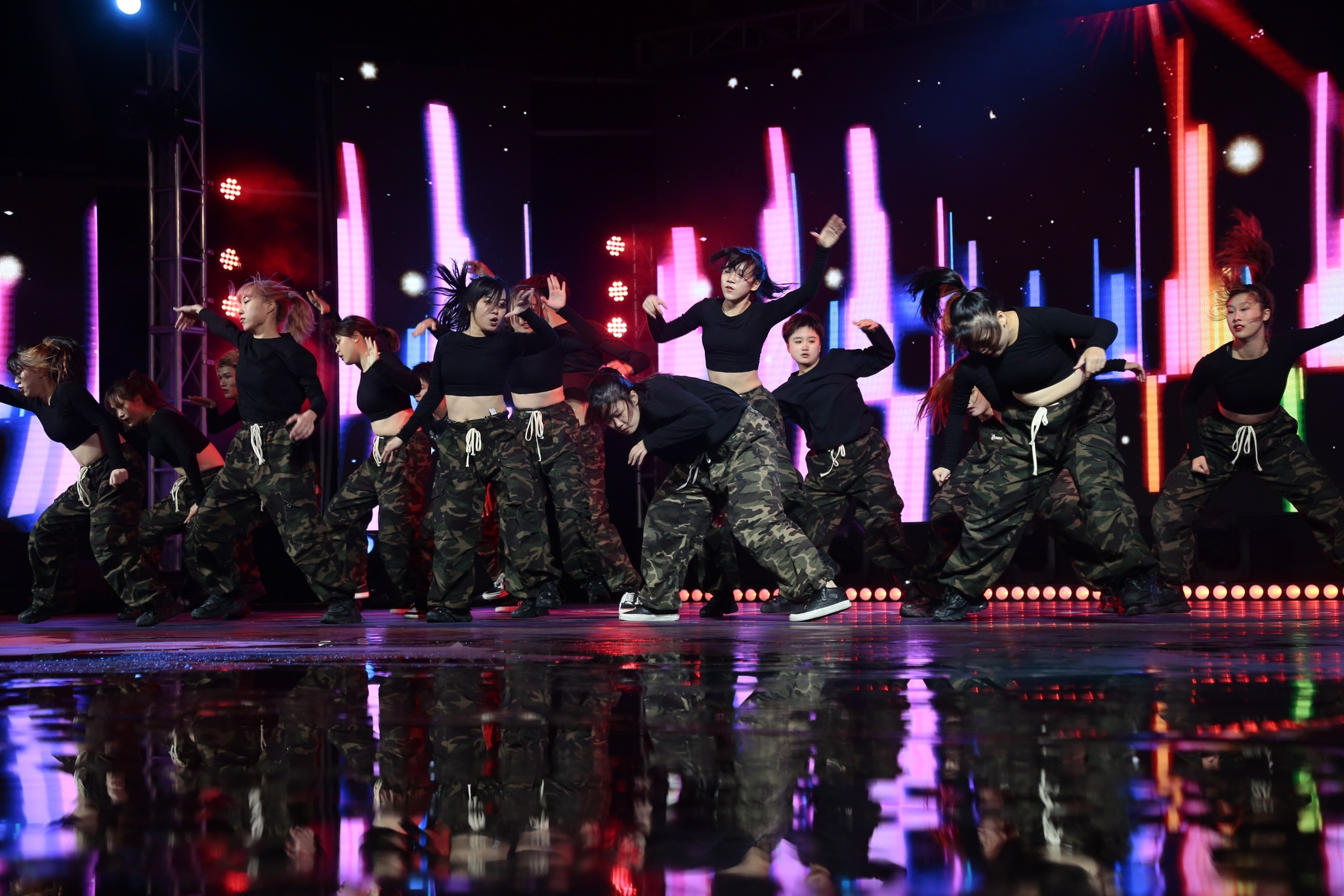 跳出青春风采市民文化节首届大学生街舞大赛展演举行