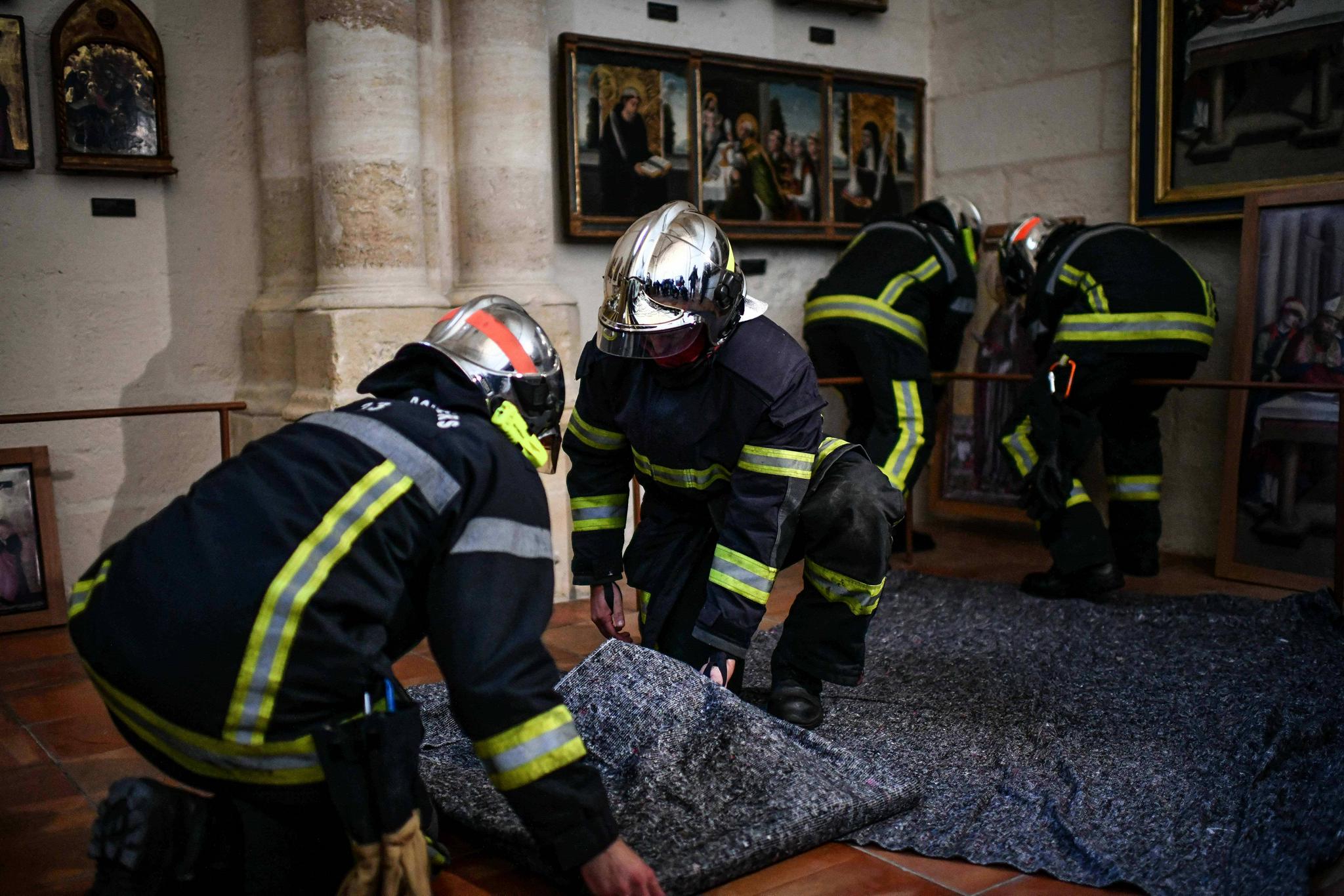 法国波尔多圣安德烈大教堂举行消防演习|消防员_新浪新闻