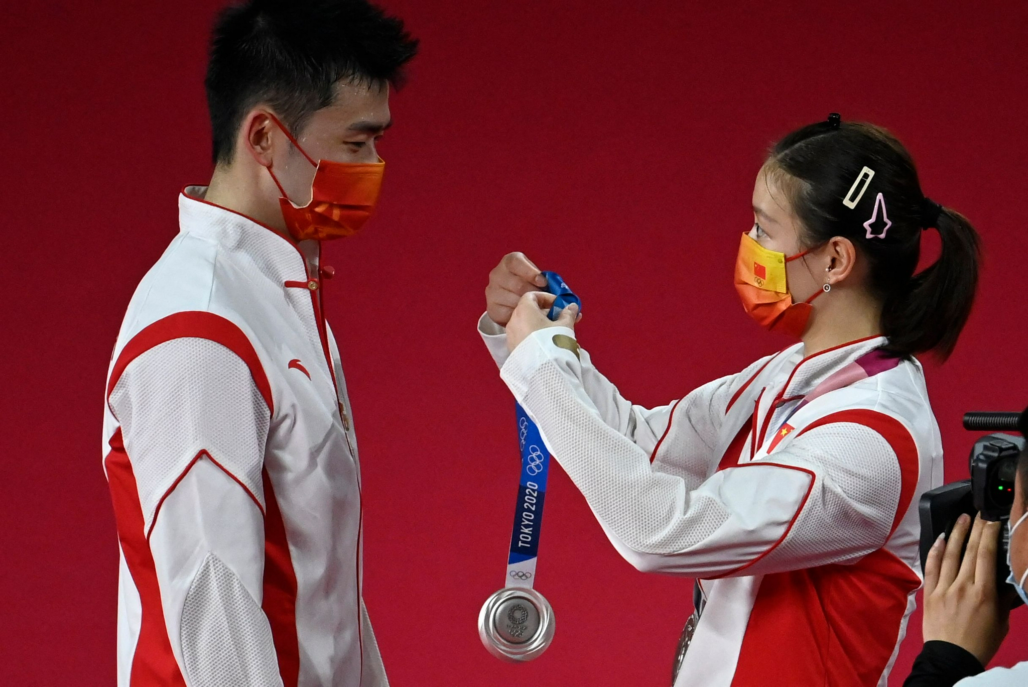 东京奥运会，黄雅琼为郑思维戴上银牌。