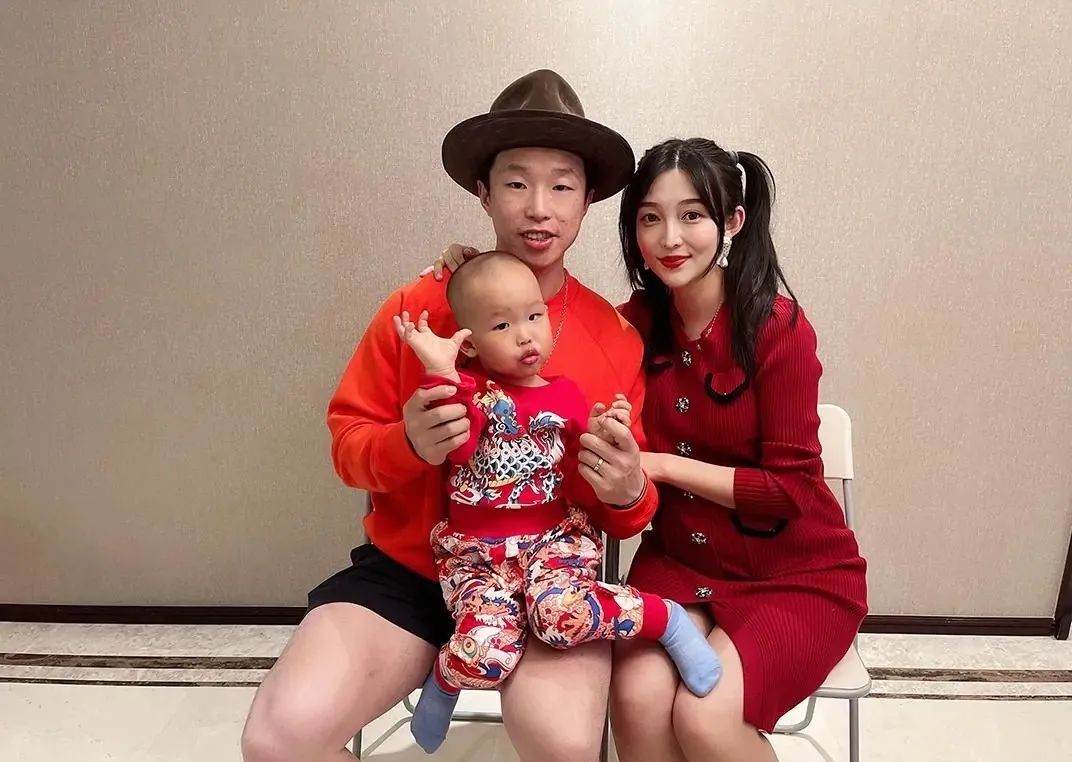 还记得德云社的烧饼吗?他老婆这么美?