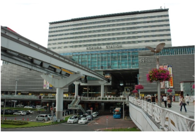 日本福冈的小仓铁路站,则是典型的叠合模式,为了更高效地利用土地