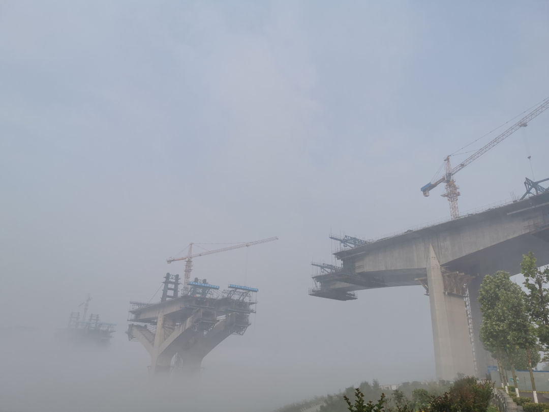 雾中在建的礼嘉嘉陵江大桥（2020年） 姚於 摄
