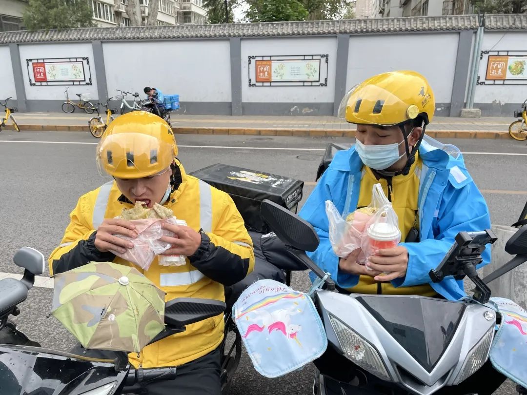 工道专题外卖骑手为你我送餐他们在哪儿吃饭
