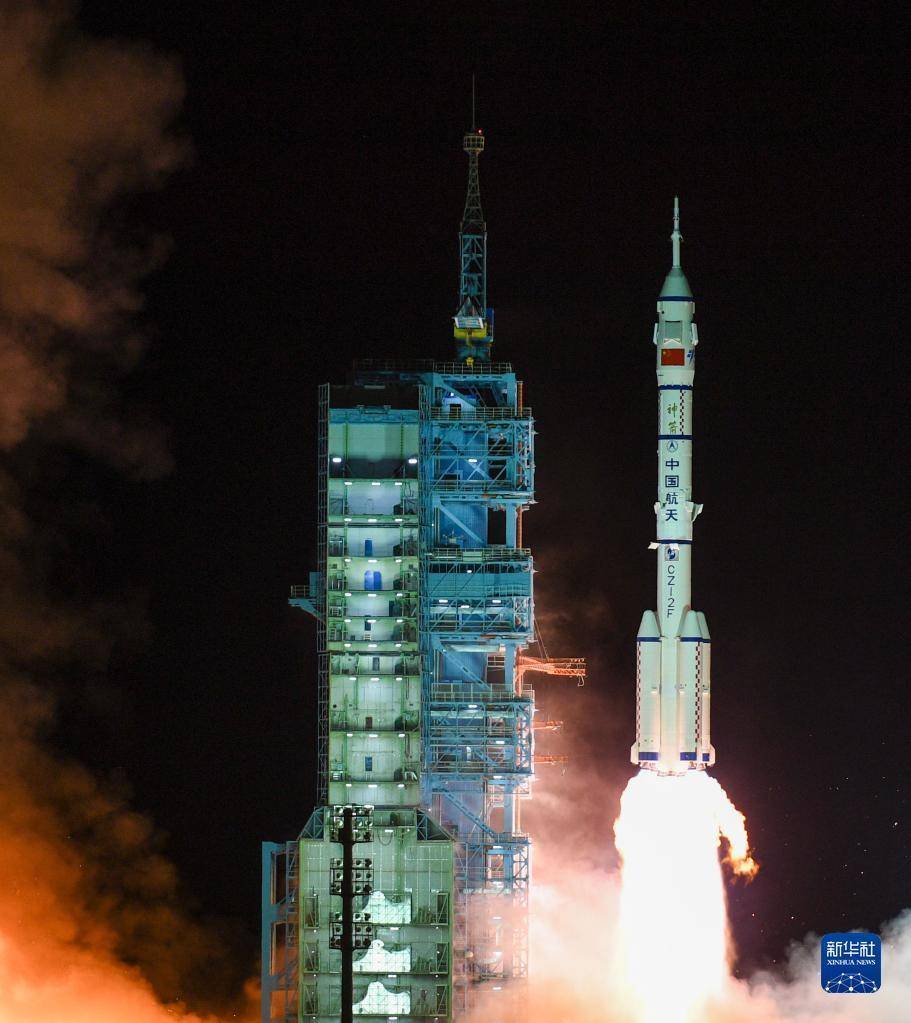 月下棹神舟星夜赴天河神舟十三号飞天纪实