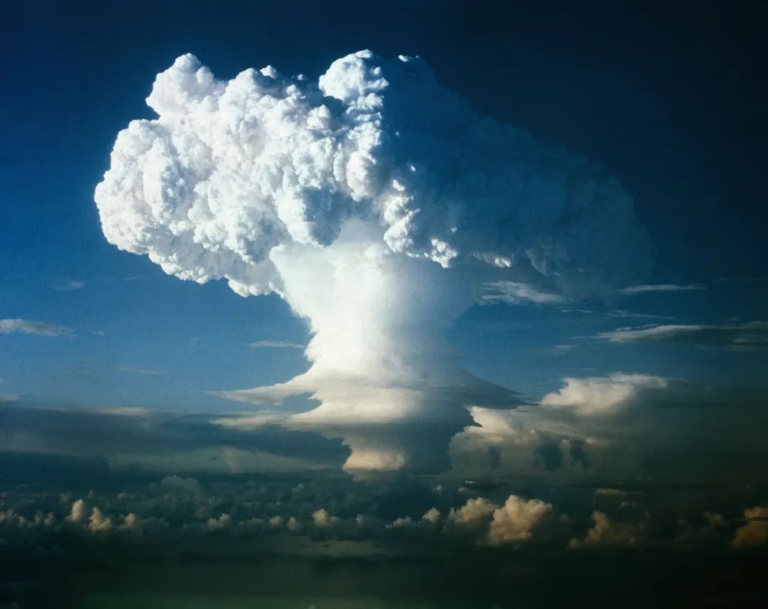  ▲1952年11月1日，美国在太平洋马绍尔群岛的埃内韦塔克礁首次氢弹爆炸试验成功。（视觉中国）