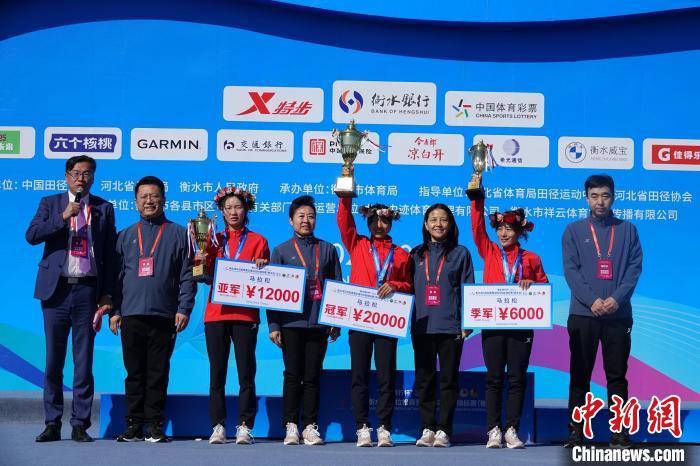 嘉宾为衡水湖马拉松赛女子全程冠军颁奖。　王鹏 摄