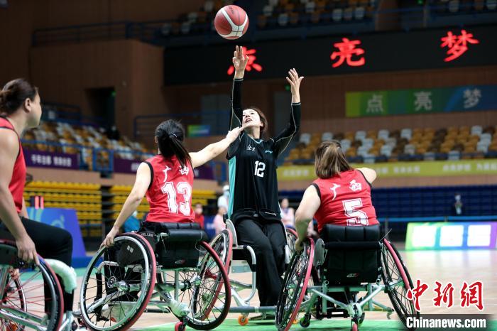 图为北京队代佳梦(黑衣)投篮. 张远 摄