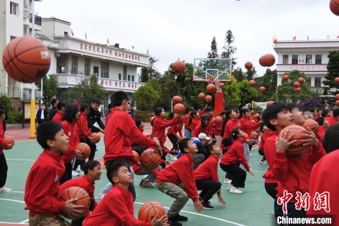 图为麻栗坡县大坪中学学生在新运动场上练习篮球。　罗婕 摄