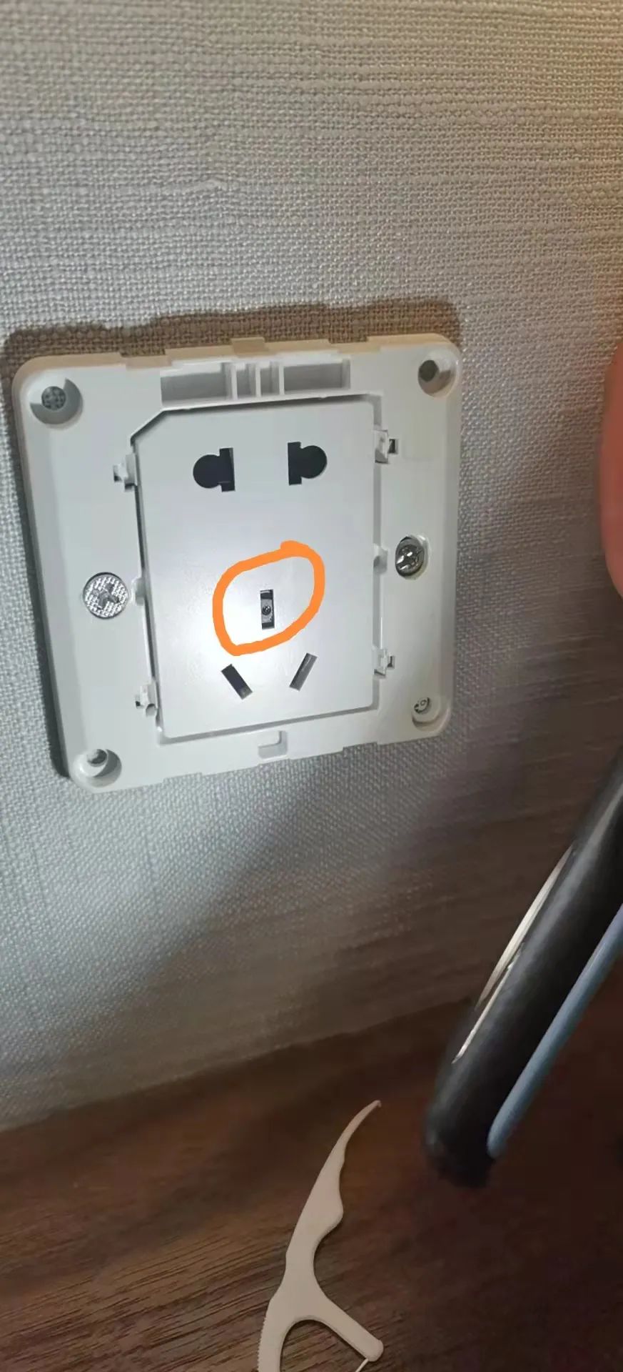 女子住酒店发现隐藏摄像头！正对着床， 已经拍下……休闲区蓝鸢梦想 - Www.slyday.coM