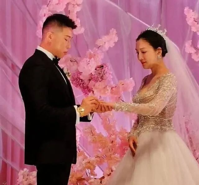 还记得德云社的烧饼吗?他老婆这么美?