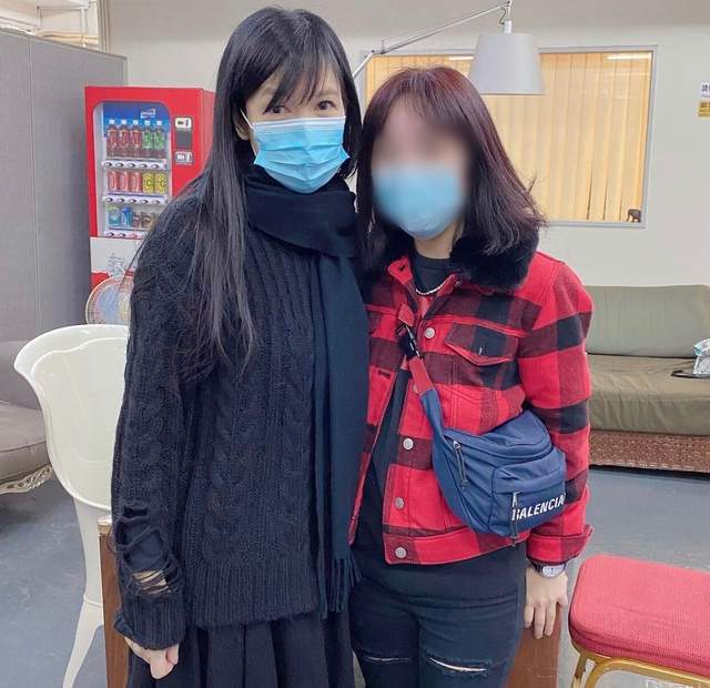 47岁作曲家伍仲衡开演唱会，周慧敏与其亲密合照，张学友暖心送花|周慧敏|演唱会|张学友_新浪新闻
