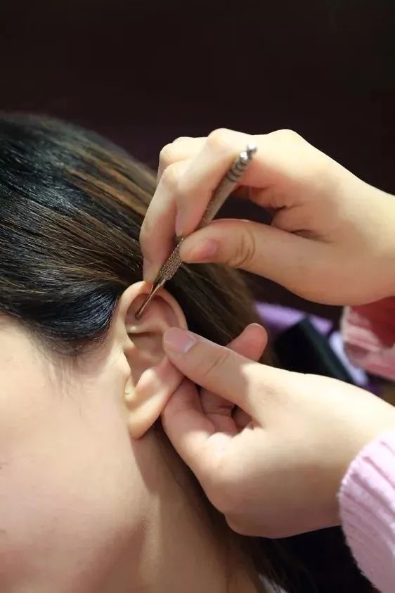 为何每次只给我贴一只耳朵?在慢病门诊经常有病人问护士这个问题.