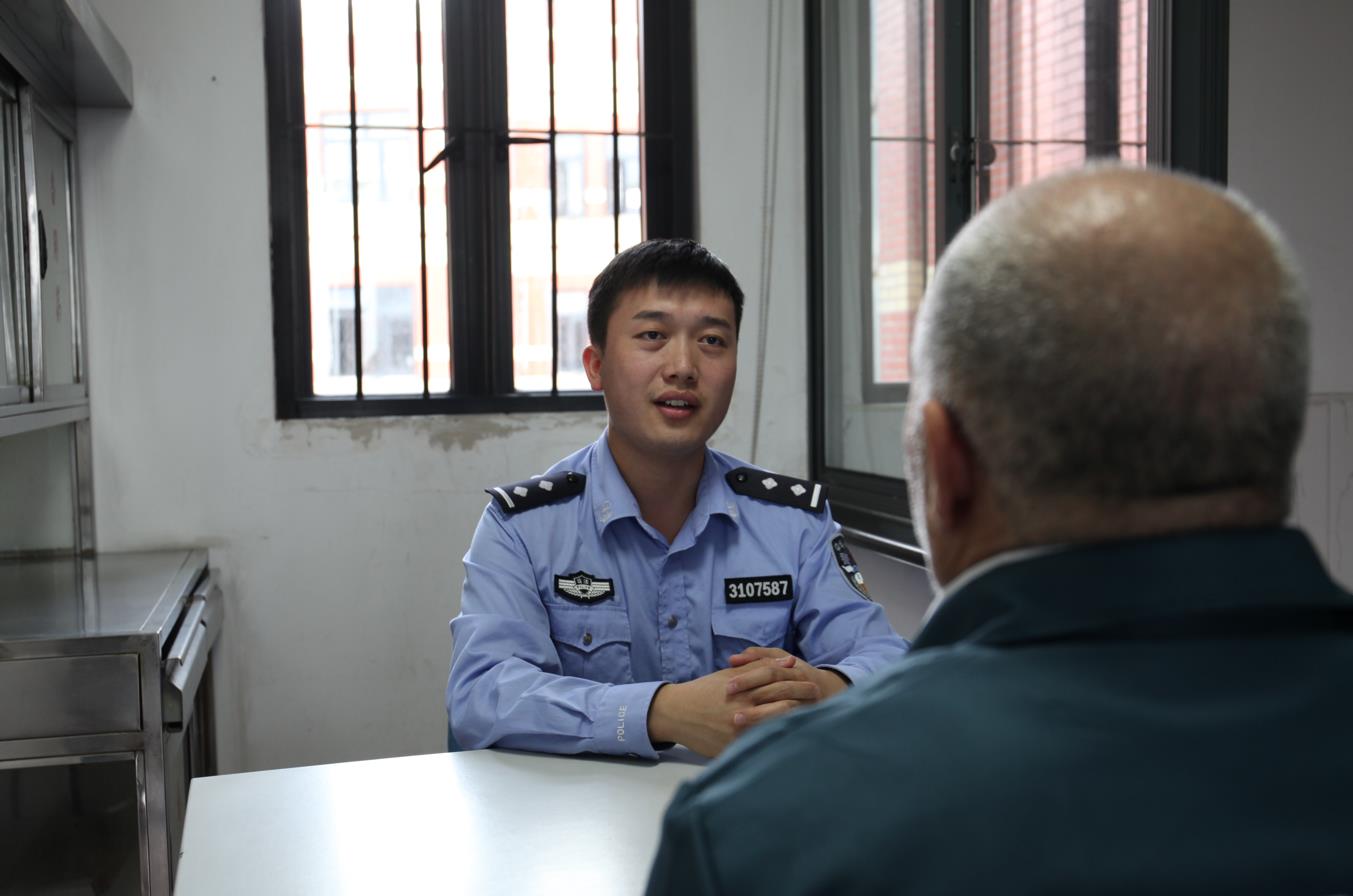 高墙里他成了少数民族语言的翻译官记上海市新收犯监狱民警秦旭