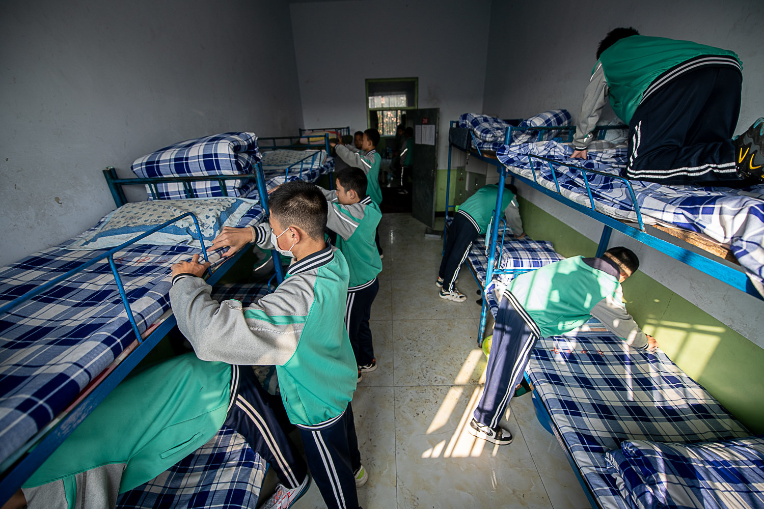 洪水灾区民众集中安置点的古交中学复学复课,学生们打水准备打扫宿舍