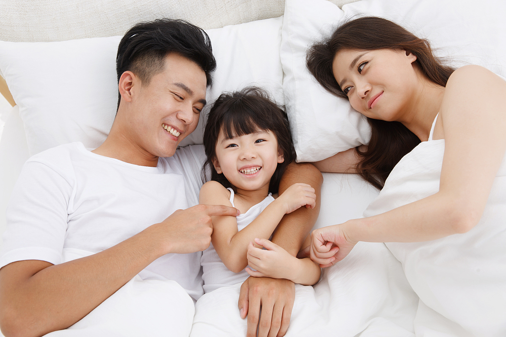 爸爸辅导女儿崩溃，哭求民警拘留：父母情绪失控，毁的是孩子一生休闲区蓝鸢梦想 - Www.slyday.coM