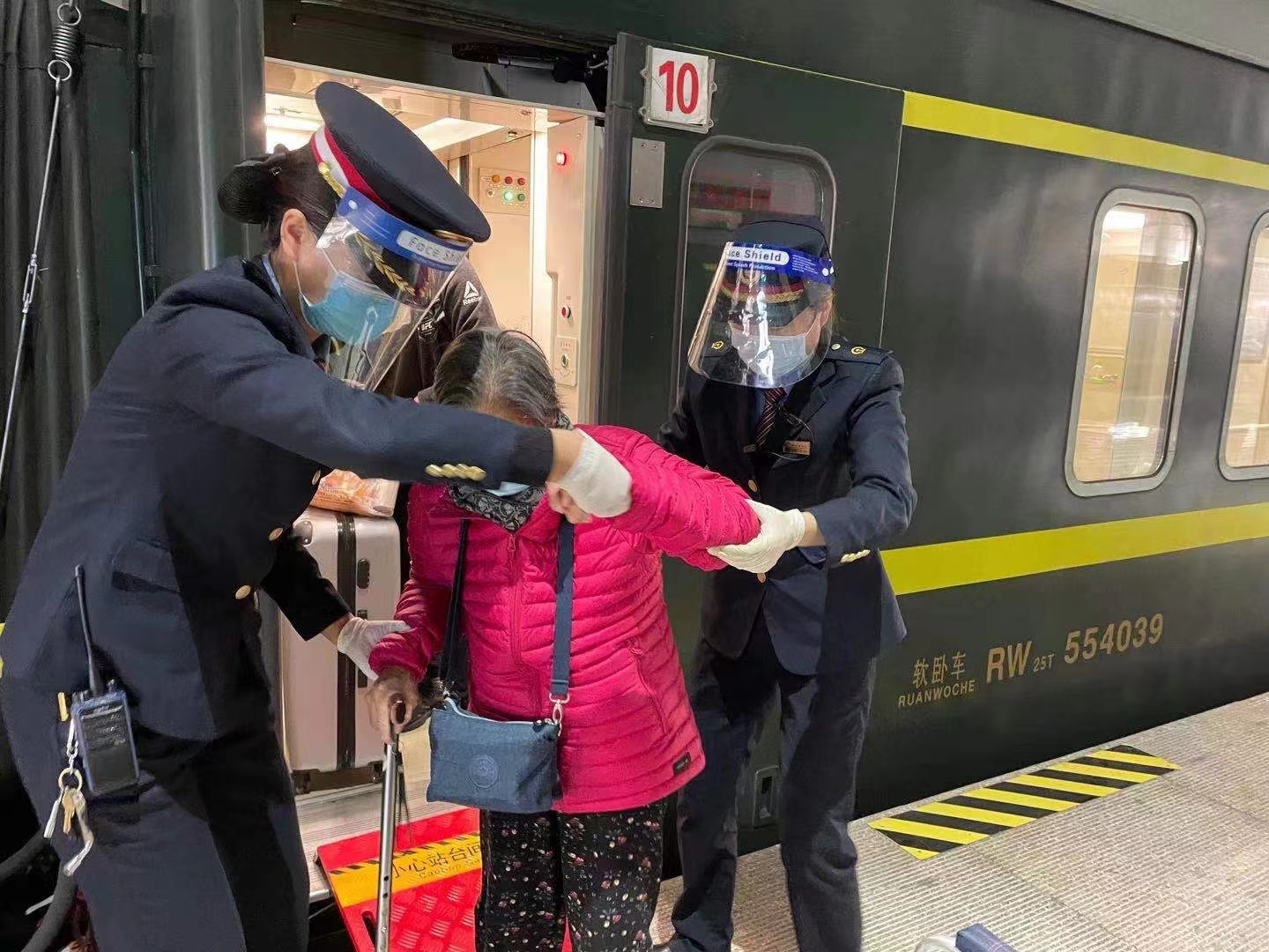 西安客运段北京一组:列车有终点,服务无止境|老大娘|客运段|西安_新浪