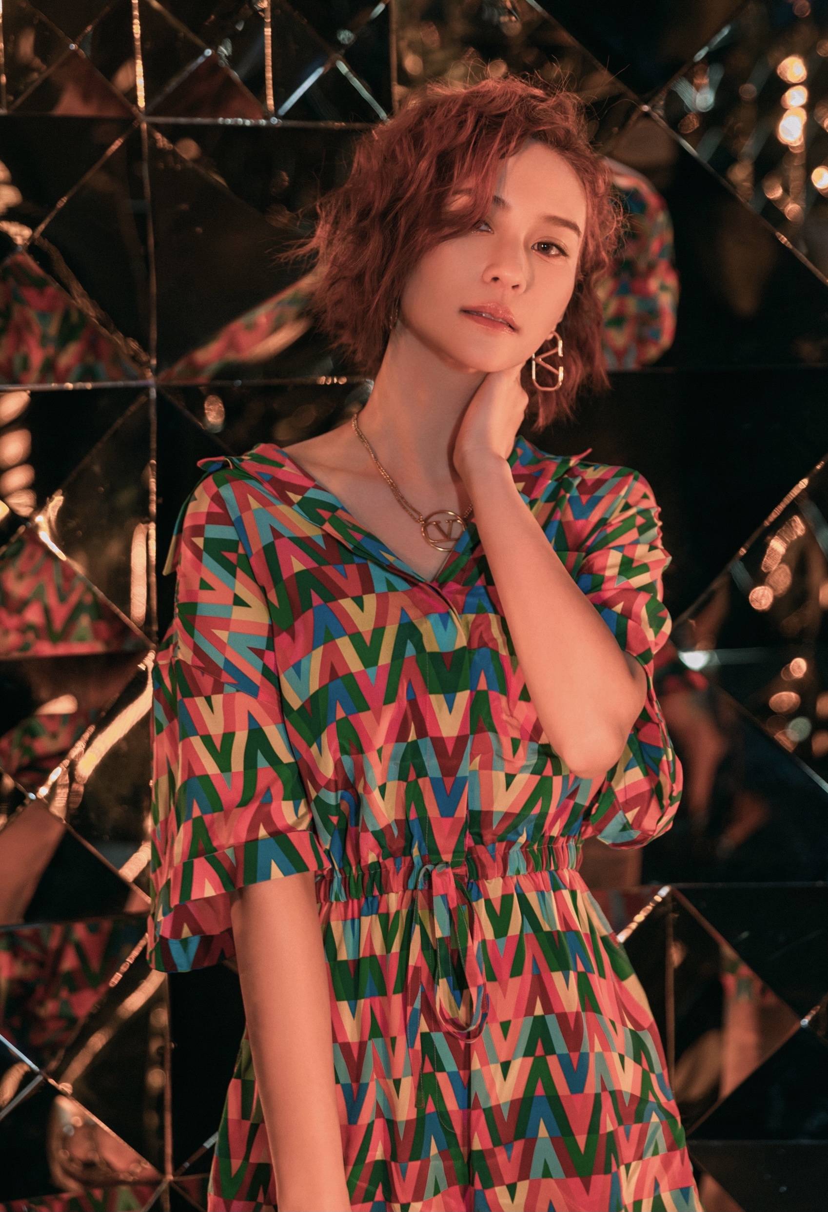 何超莲复古红发浪漫吸睛演绎港式俏皮风