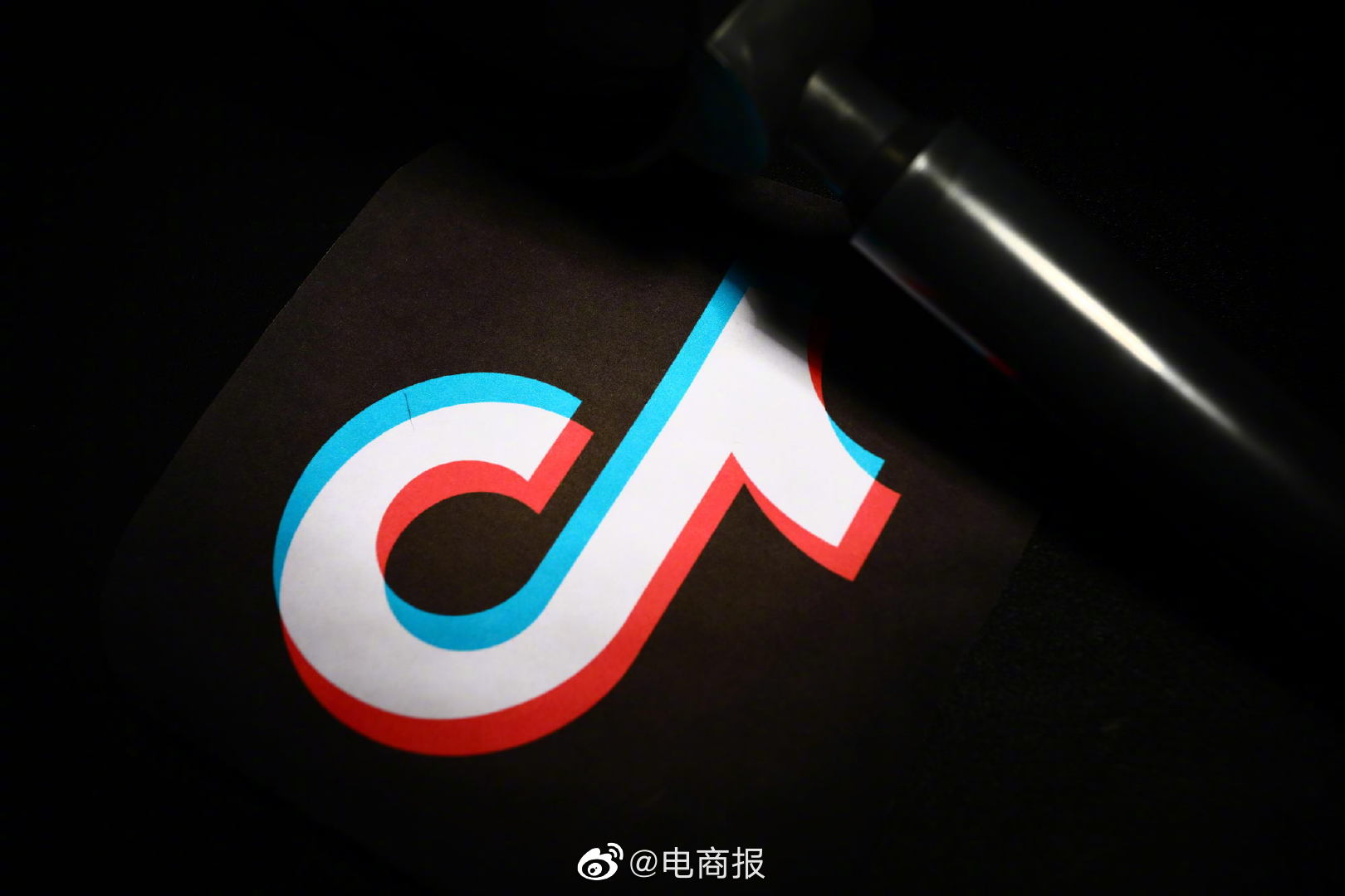 企查查app显示,抖音,快手因在旗下平台发布某金融视频广告……__财经