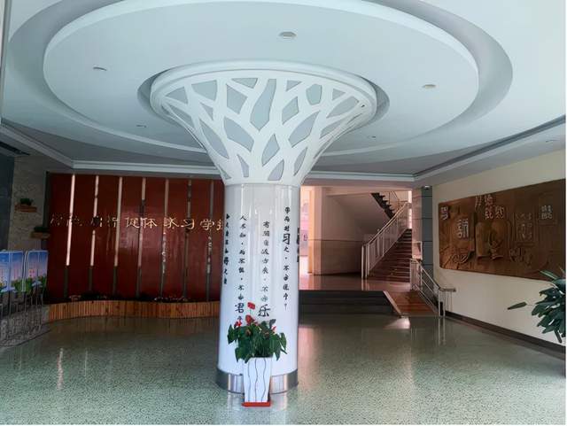 走近门厅,映入眼帘的就是《论语》中的经典语句,大树造型寓意着孩子们